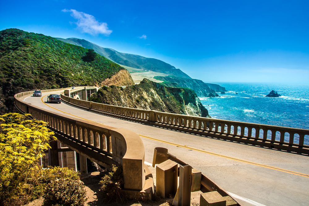 Bixby-Creek-Bridge-on-Highway-1-at-the-US-West-Coast-traveling-south-to-Los-Angeles-Big-Sur-Area
