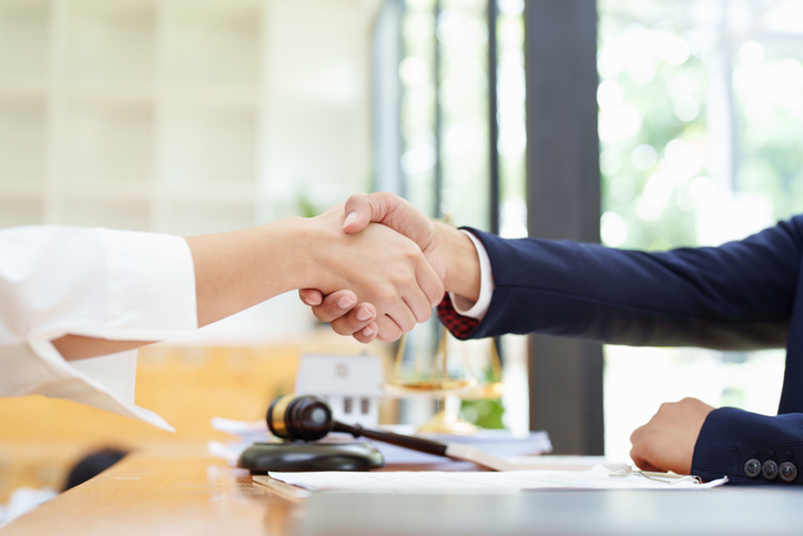 lawyer shaking hands with a client to settle court case - can i reject a personal injury settlement offer
